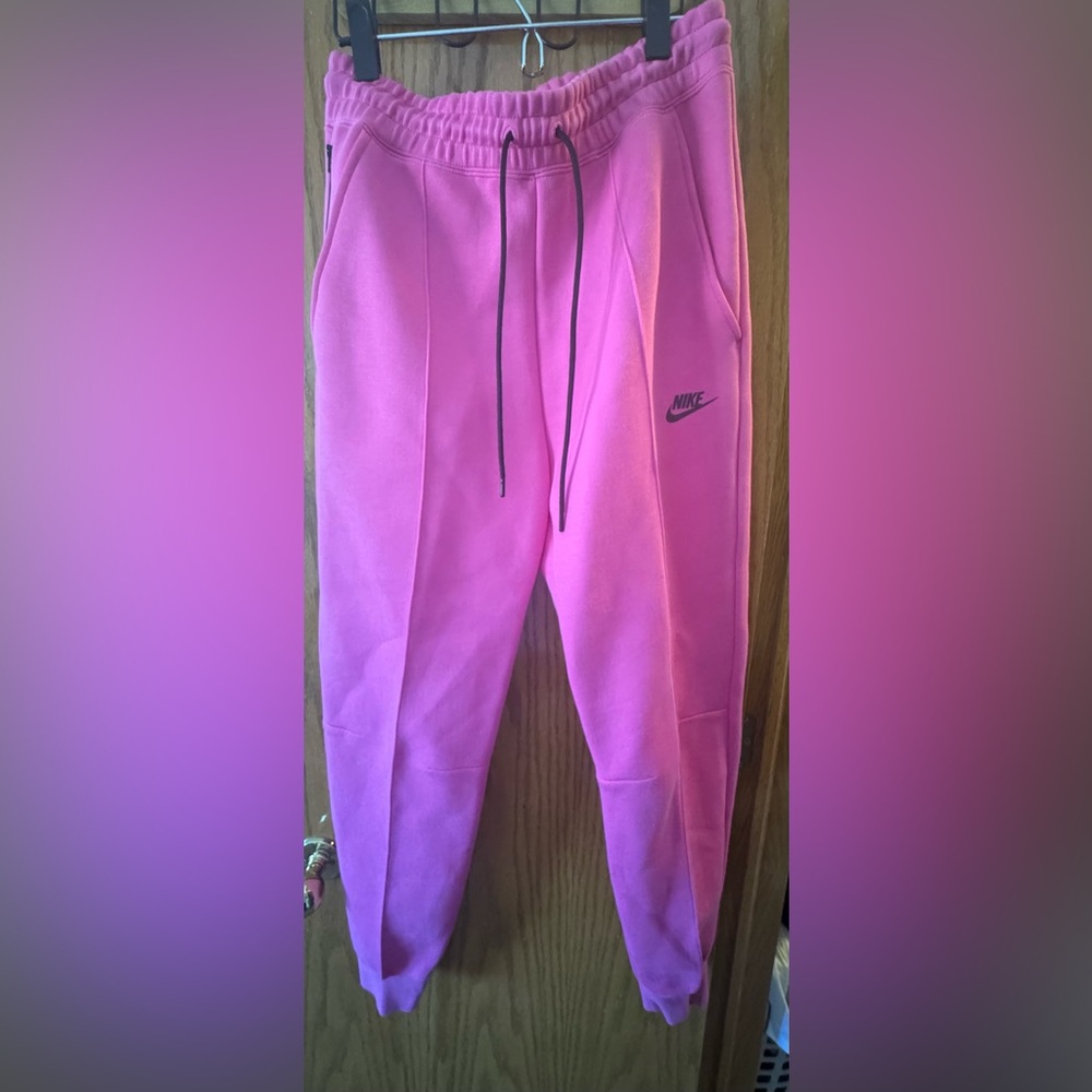NWOT Women’s Nike Pink Nike Sweatpants with Side Pockets Women’s Size M